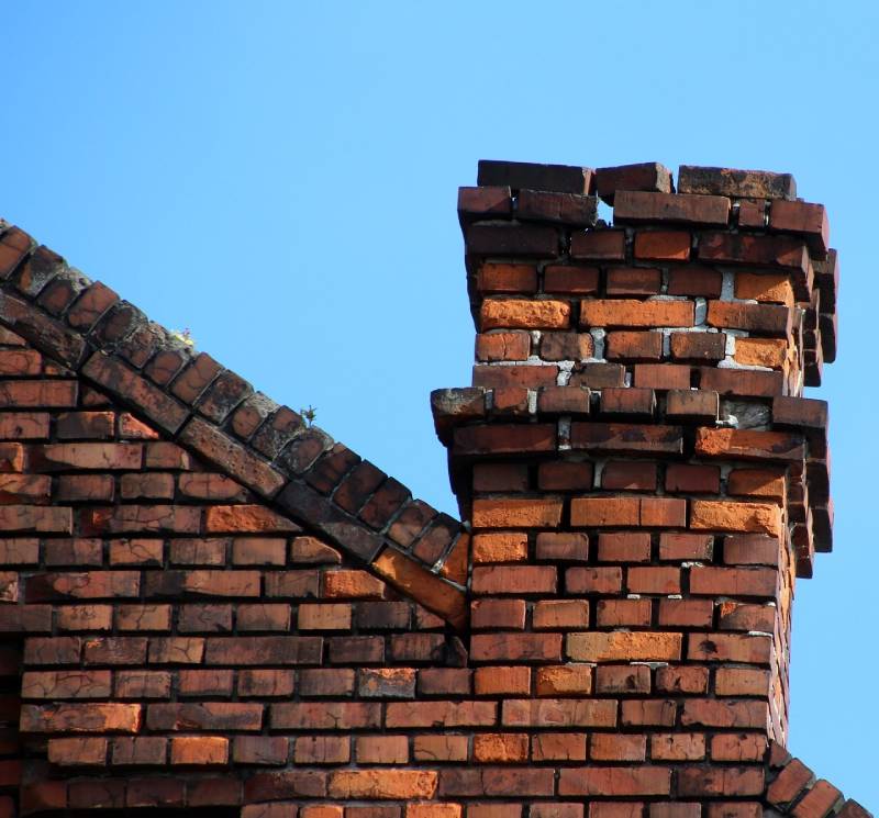 Signs Your Hermosa Beach Home Needs a Chimney Inspection Damaged chimney on an Hermosa Beach home showing cracks and missing mortar